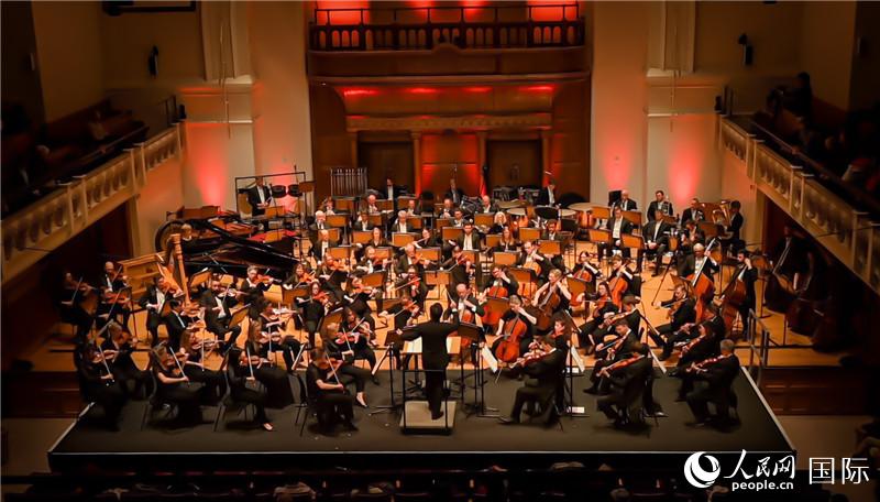 “東西之間”交響音樂會在倫敦舉辦。人民網(wǎng) 郭錦標(biāo)攝