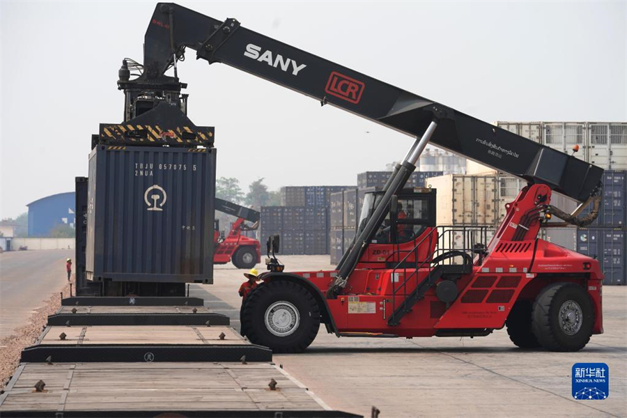 4月15日，老中鐵路有限公司的工人在老撾萬象南站裝載貨物。萬象南站是中老鐵路老撾段主要貨運站，靠近老撾與泰國邊境。因其獨特的地理位置和物流轉運配送區(qū)位優(yōu)勢，萬象南站成為中老泰等國貨物中轉的“旱碼頭”。新華社記者 邢廣利 攝