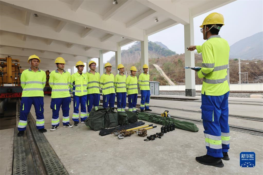 4月17日，瑯勃拉邦維保管理中心的工人在老撾瑯勃拉邦站附近進行接觸網(wǎng)維修保養(yǎng)演練。瑯勃拉邦維保管理中心由中國鐵路昆明局集團公司普洱基礎(chǔ)設(shè)施段按異地車間管理，根據(jù)昆明鐵路局與老中鐵路有限公司簽訂的中老鐵路固定設(shè)備維管合同，負責老撾境內(nèi)磨丁至萬象南段工務、供電、信號等固定設(shè)備養(yǎng)護維修及管理工作。新華社記者 邢廣利 攝