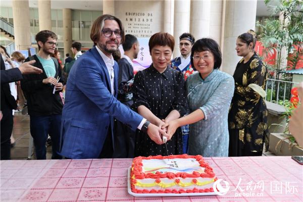 活動現(xiàn)場，田敏總領(lǐng)事與里約天主教大學(xué)孔子學(xué)院中外方院長共同切蛋糕祝賀中文日活動成功舉辦。人民網(wǎng)記者時元皓 攝