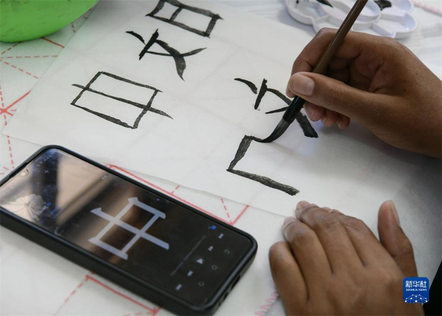 4月18日，肯尼亞學(xué)生在內(nèi)羅畢大學(xué)孔子學(xué)院舉辦的活動(dòng)上寫毛筆字。肯尼亞內(nèi)羅畢大學(xué)孔子學(xué)院18日舉辦“中文，增進(jìn)文明對話”主題活動(dòng)，慶祝即將到來的第14個(gè)聯(lián)合國中文日?？夏醽唽W(xué)生參與互動(dòng)，進(jìn)行書法、剪紙、唱中文歌等活動(dòng)。新華社記者 韓旭 攝