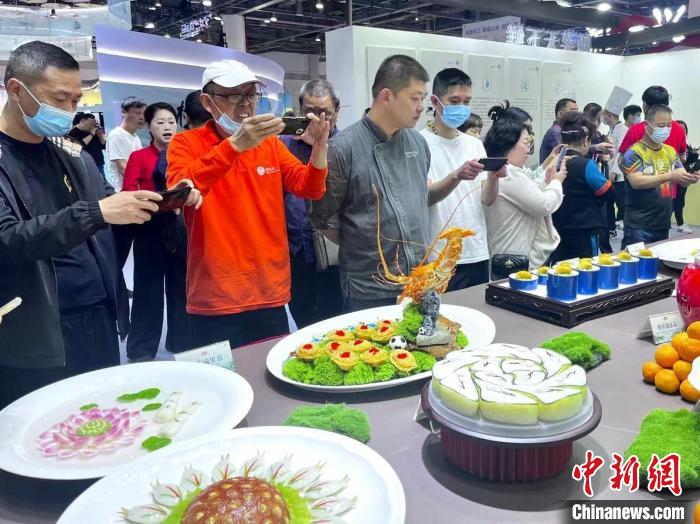 游客對(duì)展品充滿(mǎn)興趣?！⊥糨W文 攝