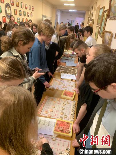 4月21日，莫斯科國立語言大學孔子學院附屬中學舉辦“國際中文日”活動，學生們學習中國象棋?！∧箍茋⒄Z言大學孔子學院 供圖