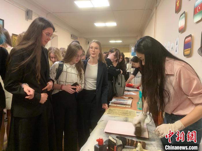 4月21日，莫斯科國立語言大學孔子學院附屬中學舉辦“國際中文日”活動，學生們體驗雕版印刷?！∧箍茋⒄Z言大學孔子學院 供圖