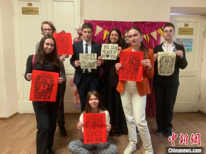 4月21日，莫斯科國立語言大學孔子學院附屬中學舉辦“國際中文日”活動，學生們展示自己的學習成果?！∧箍茋⒄Z言大學孔子學院 供圖