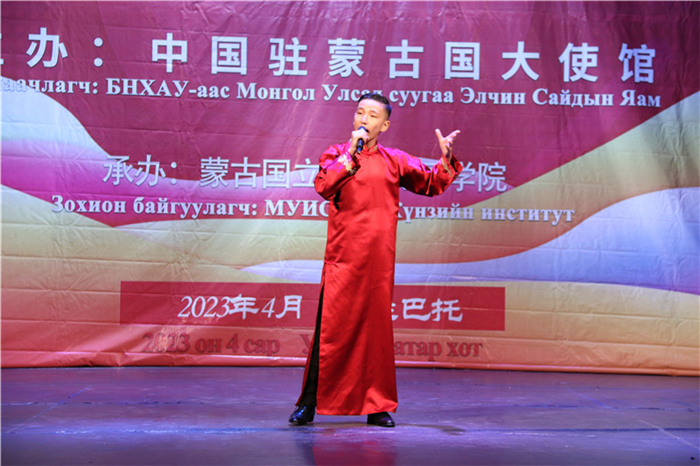 一等獎選手賀希格中學(xué)的包勒爾德表演貫口《玲瓏塔》。蒙古國立大學(xué)孔子學(xué)院供圖