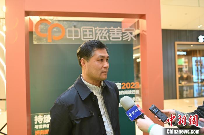 薛濤接受采訪?！∮诤Ｑ?攝