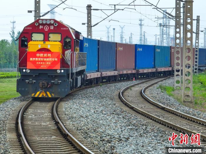 中歐班列長安號俄羅斯菜籽油回程石羊集團專列順利抵達(dá)西安國際港站。　西安國際港務(wù)區(qū)供圖