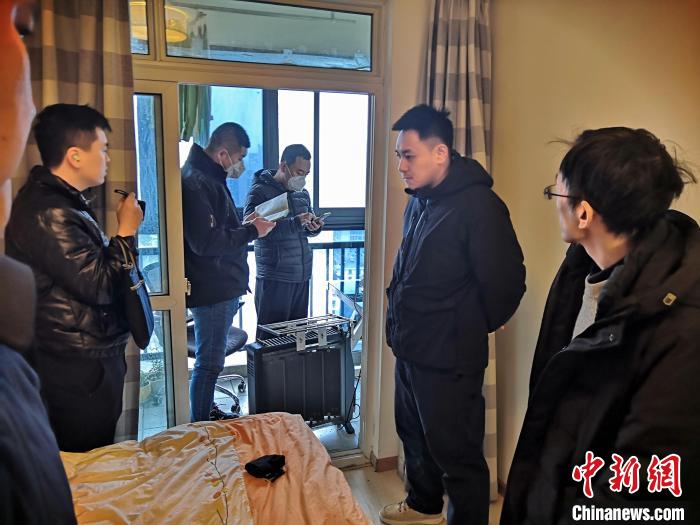 丹東市公安局民警抓捕犯罪嫌疑人，在其家中進行搜查?！〉|市公安局供圖