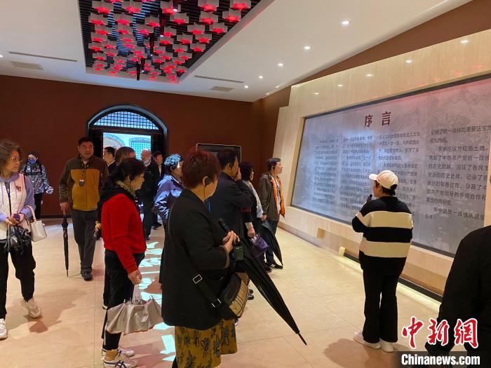 中共中央統(tǒng)戰(zhàn)部舊址里參觀者絡(luò)繹不絕?！±顣詡?攝