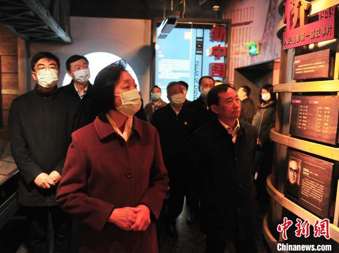 臺盟中央主席蘇輝近日率調研組赴吉林開展重點考察調研。圖為在長影舊址博物館考察吉林特色文化產(chǎn)業(yè)發(fā)展?！「啐埌?攝