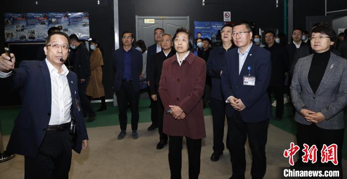 臺盟中央主席蘇輝近日率調研組赴吉林、遼寧開展重點考察調研。圖為在中航工業(yè)沈陽飛機設計研究所調研?！∨_盟中央供圖