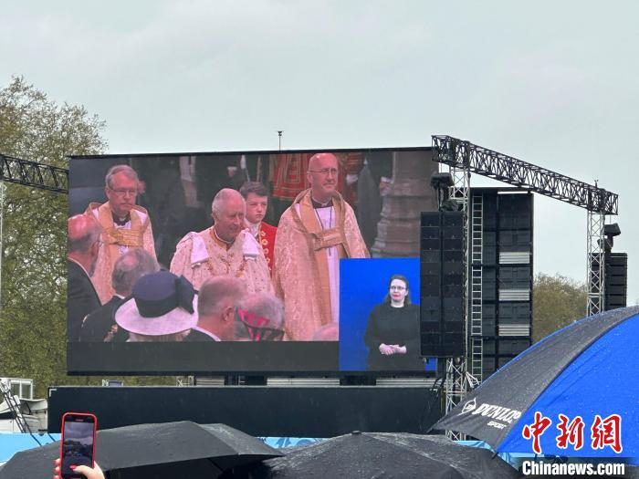 當(dāng)?shù)貢r間5月6日，英國國王查爾斯三世的加冕儀式舉行。民眾雨中觀看儀式?！W陽開宇 攝