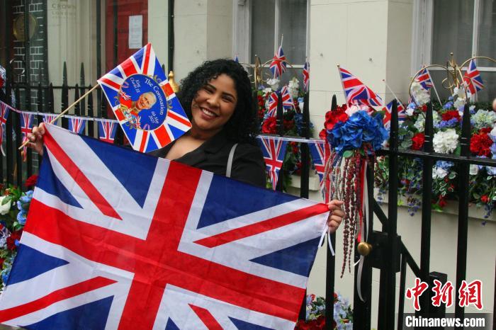 當(dāng)?shù)貢r間5月6日，英國國王查爾斯三世的加冕儀式舉行。圖為前往觀禮區(qū)的民眾?！埰?攝