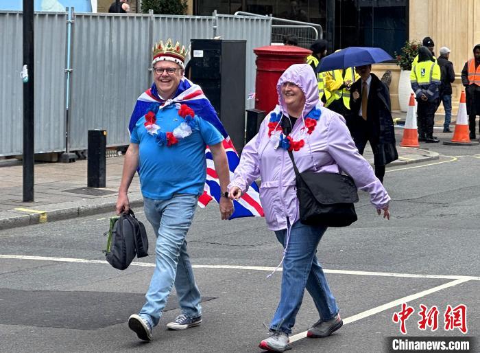 當(dāng)?shù)貢r間5月6日，英國國王查爾斯三世的加冕儀式舉行。圖為前往觀禮區(qū)的民眾?！W陽開宇 攝