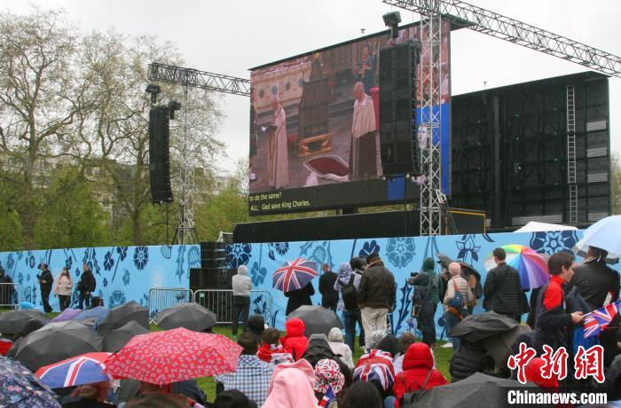 當(dāng)?shù)貢r間5月6日，英國國王查爾斯三世的加冕儀式舉行。民眾雨中觀看儀式?！W陽開宇 攝