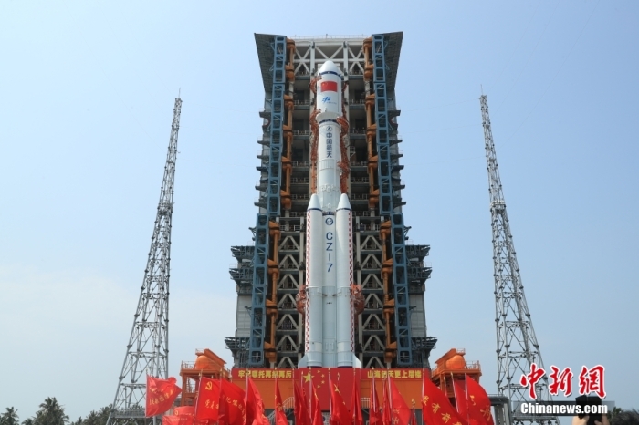 圖為轉(zhuǎn)運現(xiàn)場。攝影 邱立軍 黃國暢