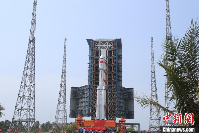 北京時間5月7日，天舟六號貨運飛船與長征七號遙七運載火箭組合體垂直轉(zhuǎn)運至發(fā)射區(qū)?！∏窳④?黃國暢 攝