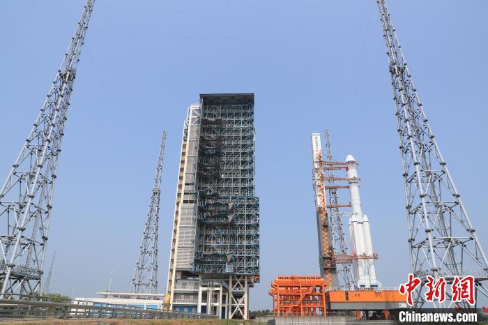 北京時間5月7日，天舟六號貨運飛船與長征七號遙七運載火箭組合體垂直轉(zhuǎn)運至發(fā)射區(qū)?！∏窳④?黃國暢 攝