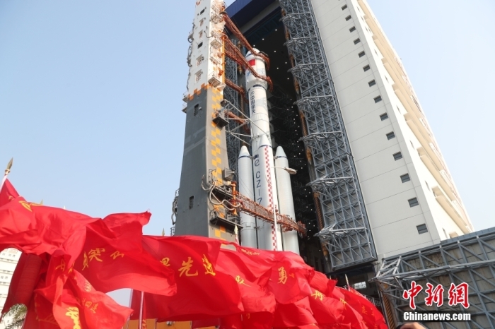 圖為轉(zhuǎn)運(yùn)現(xiàn)場(chǎng)。攝影 邱立軍 黃國(guó)暢