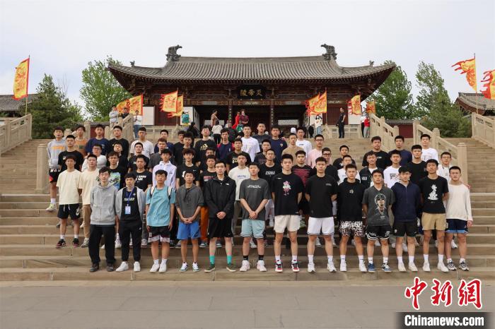 比賽結(jié)束后，兩岸學(xué)生參訪高平炎帝陵?！≈鬓k方供圖