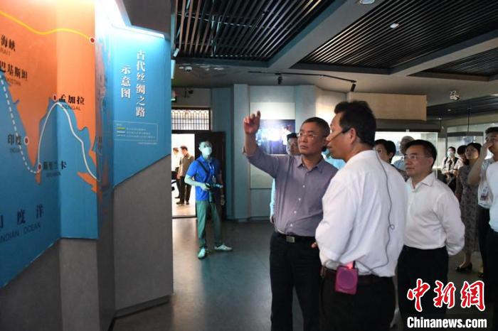 圖為蔡達(dá)峰一行在合浦漢代文化博物館考察?！×趾?攝