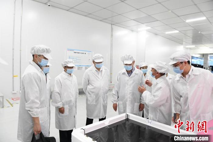 圖為蔡達(dá)峰一行在惠科電子(北海)科技產(chǎn)業(yè)園調(diào)研?！×趾?攝