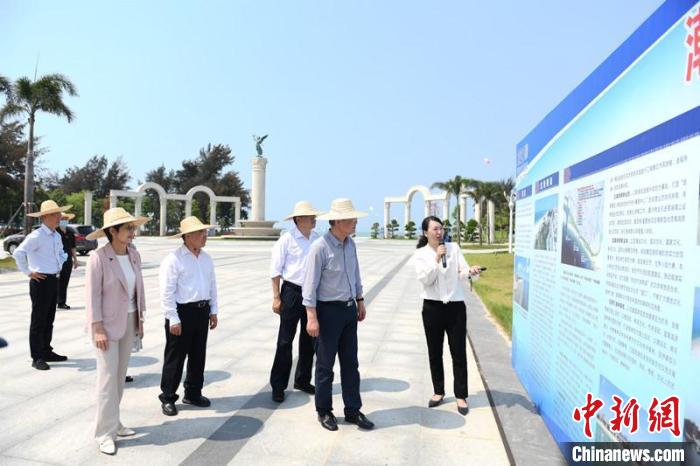 圖為蔡達(dá)峰一行了解北海銀灘景區(qū)改造提升工程情況?！×趾?攝