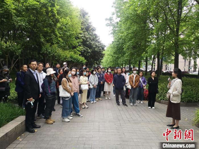 活動(dòng)現(xiàn)場?！》队畋?攝