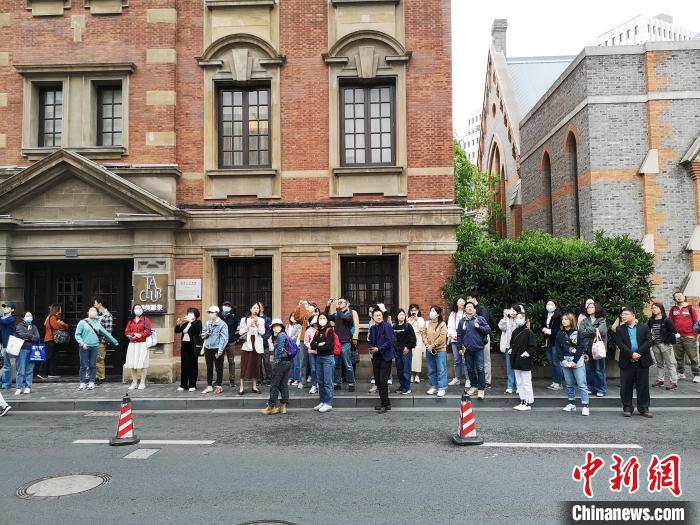 新階層人士走讀“外灘源”?！》队畋?攝