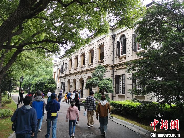 新階層人士參觀英國駐滬領(lǐng)事館?！》队畋?攝