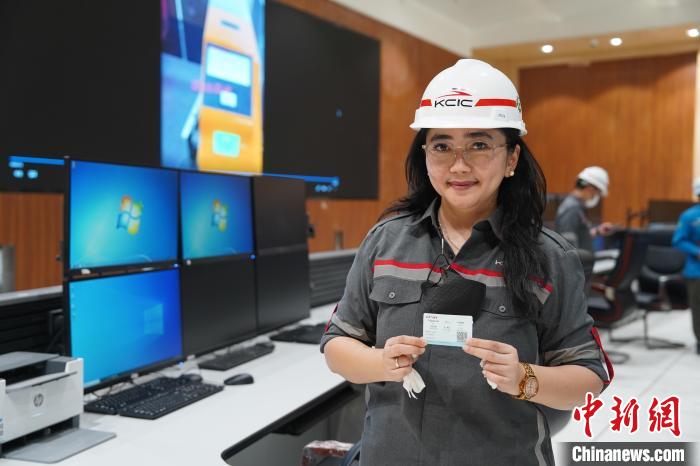 5月8日，客票系統(tǒng)負(fù)責(zé)人展示樣票。趙玅圓 攝