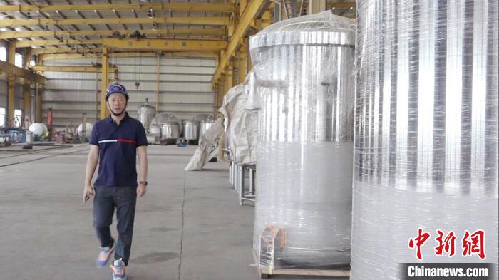 汪光典在不銹鋼罐體生產車間。　張傳明 攝