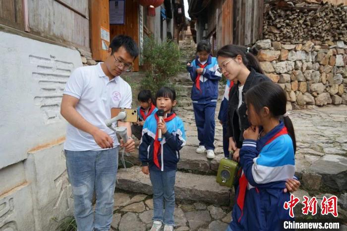 杜曉帆與該中心教師團隊積極探索文化遺產(chǎn)方法論，深耕鄉(xiāng)村遺產(chǎn)領域。　復旦大學國土與文化資源研究中心供圖