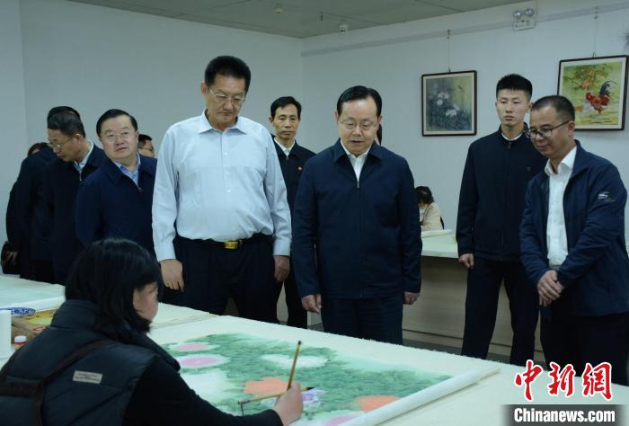 致公黨中央主席蔣作君近日率調(diào)研組赴山東開展重點(diǎn)考察調(diào)研。圖為在菏澤市巨野縣書畫院調(diào)研。　呂妍 攝