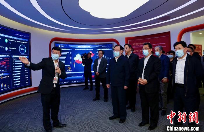 致公黨中央主席蔣作君率調(diào)研組赴天津開展重點(diǎn)考察調(diào)研。圖為在云賬戶共享經(jīng)濟(jì)信息咨詢有限公司調(diào)研?！⒖∩n 攝