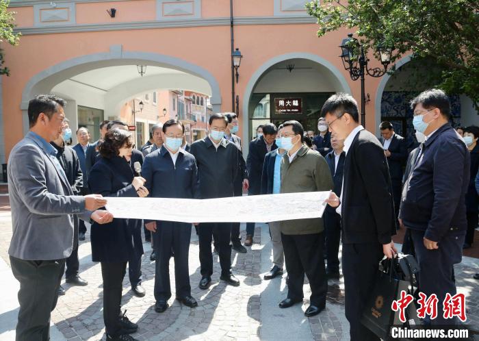 致公黨中央主席蔣作君近日率調(diào)研組赴天津開展重點(diǎn)考察調(diào)研。圖為在佛羅倫薩小鎮(zhèn)調(diào)研?！⒖∩n 攝