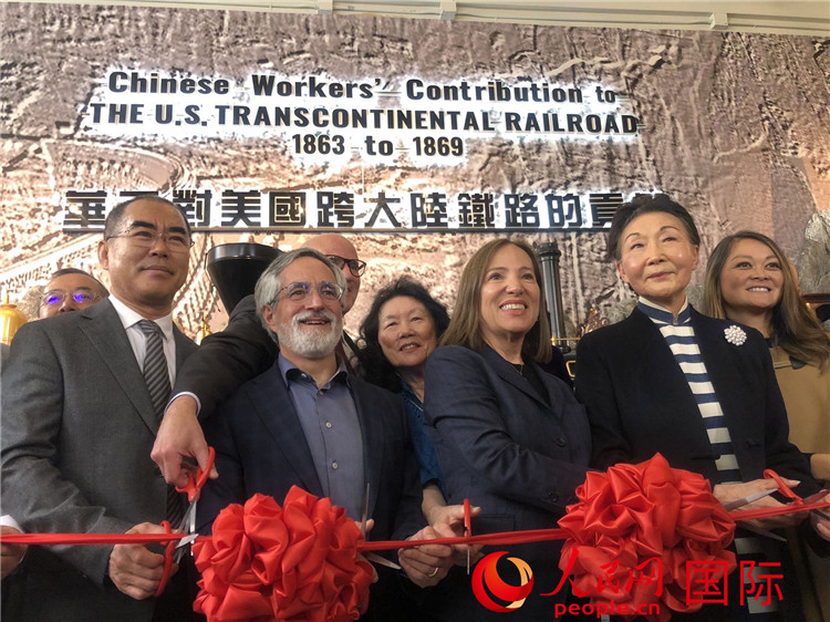 圖為（從右到左）方李邦琴、加州副州長康依蓮、舊金山市議長佩斯金、中國駐舊金山副總領(lǐng)事潘慶江在剪彩。人民網(wǎng)記者 鄧圩攝