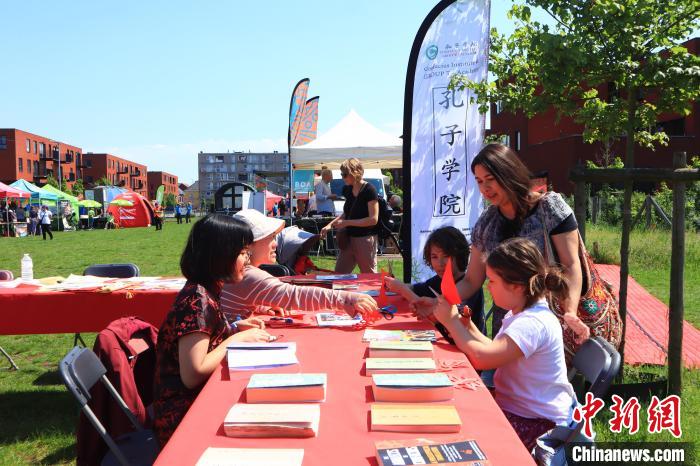 孩子們?cè)诠ぷ鞣粚W(xué)習(xí)剪紙?！◆斻肟鬃訉W(xué)院供圖