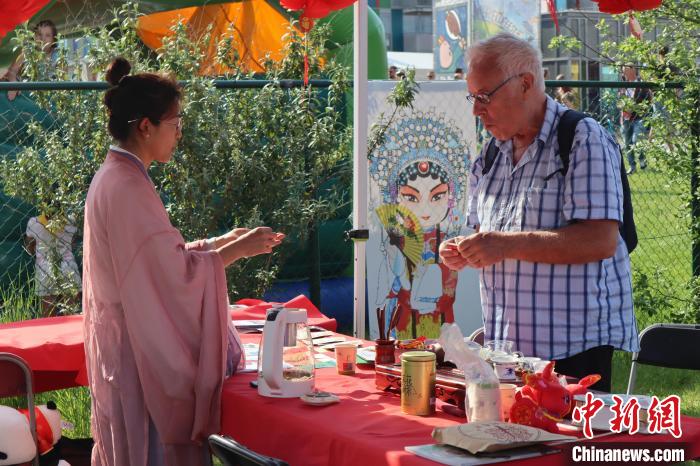 當(dāng)?shù)孛癖妳⒓又袊?guó)茶介紹和品茶活動(dòng)?！◆斻肟鬃訉W(xué)院供圖