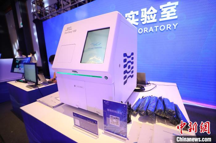 圖為發(fā)布會上展示的科技產(chǎn)品。　雷鍵 攝