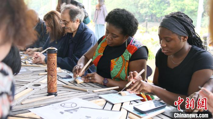 外交官們體驗嘉定竹刻。　華東師范大學供圖