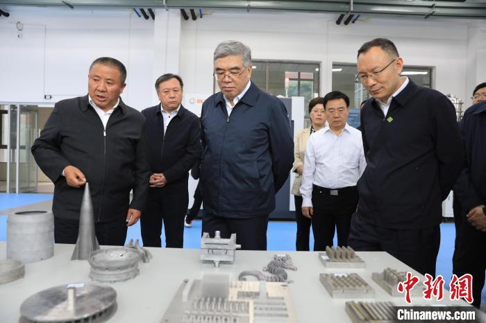 民進(jìn)中央常務(wù)副主席朱永新率調(diào)研組赴四川開展重點(diǎn)考察調(diào)研。圖為在四川工程職業(yè)技術(shù)學(xué)院考察調(diào)研。　民進(jìn)中央供圖