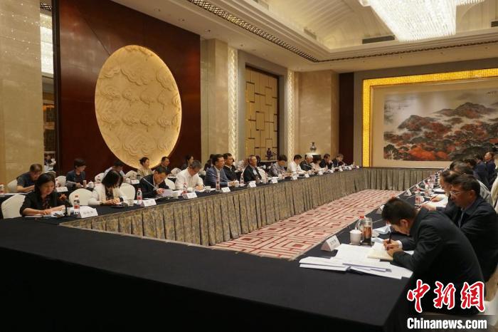 民進(jìn)中央主席蔡達(dá)峰近日率調(diào)研組赴江蘇開展重點(diǎn)考察調(diào)研。圖為在調(diào)研座談會(huì)現(xiàn)場(chǎng)?！∶襁M(jìn)中央供圖