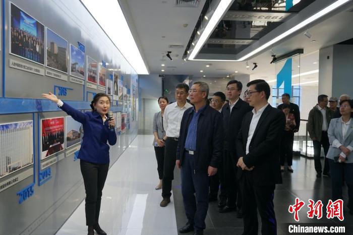 民進(jìn)中央主席蔡達(dá)峰近日率調(diào)研組赴江蘇開展重點(diǎn)考察調(diào)研。圖為在江陰實(shí)地考察雙良集團(tuán)有限公司?！O權(quán) 攝