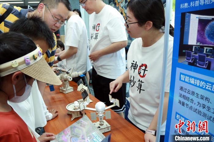 中科院計算所“神計妙算”公眾科學(xué)日活動現(xiàn)場。　中科院計算所 供圖