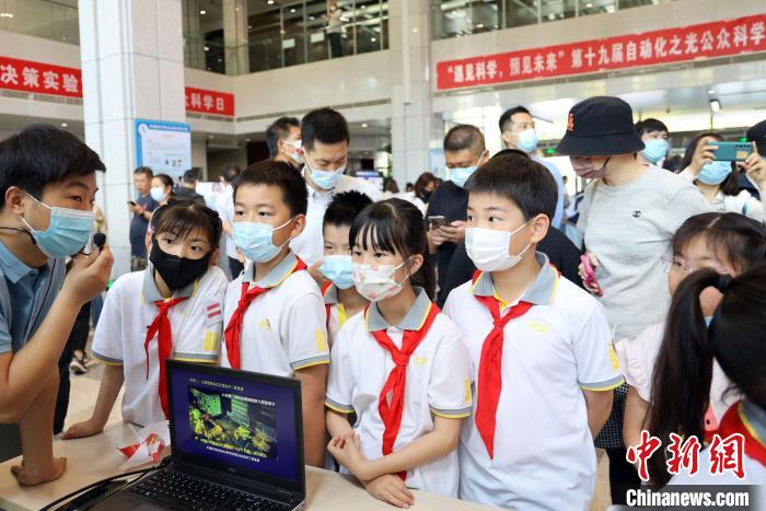 中科院自動化所“自動化之光”公眾科學(xué)日活動現(xiàn)場?！≈锌圃鹤詣踊?供圖