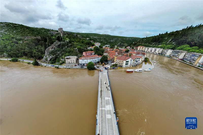 這是5月15日在克羅地亞奧布羅瓦茨拍攝的雨后水位暴漲的茲爾馬尼亞河。新華社發(fā)（Pixsell圖片社/西梅·澤利克攝）