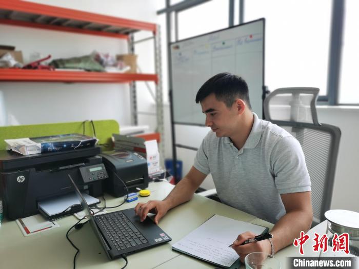 李浩宇正在辦公?！↑h田野 攝