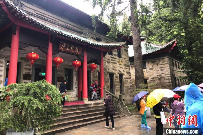圖為在廬山抗戰(zhàn)博物館外，有不少等待參觀的游客?！蛆i泉 攝